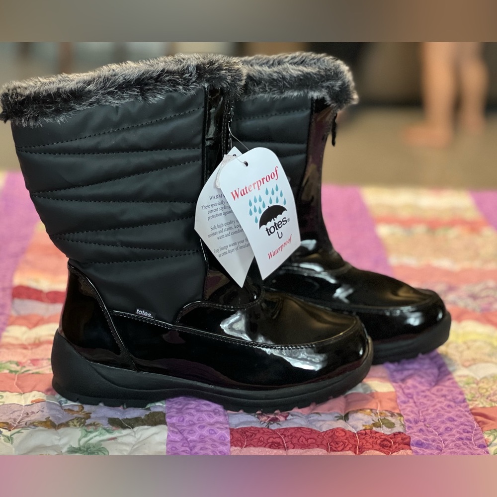 Totes Esther Winter Boots in black size 6